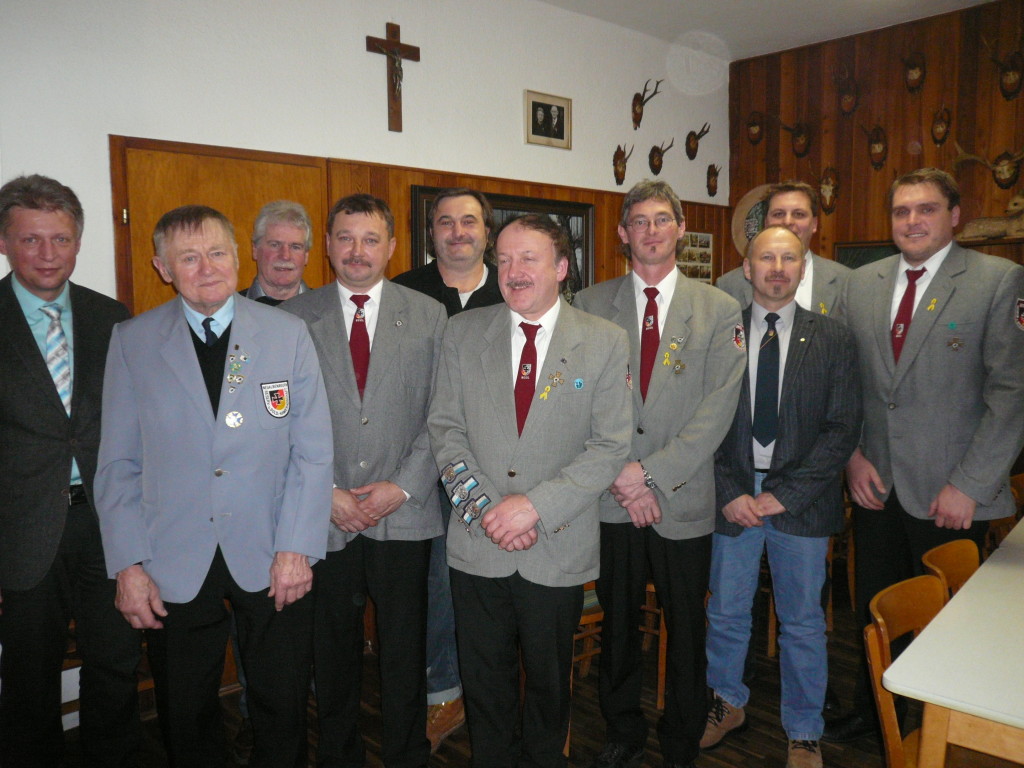 Von links Lothar Müller Bürgermeister, Ernstberger BSB, Carsten Häring Kassenprüfer, Franz Adam Kassenprüfer Ehrenmitglied, Armin kellermann Kassier, Hans Reichl 1. Vorstand, Zettl VdRBw, Markus Ziegler 2. Vorstand, Manuel Zeitler Schriftführer. 